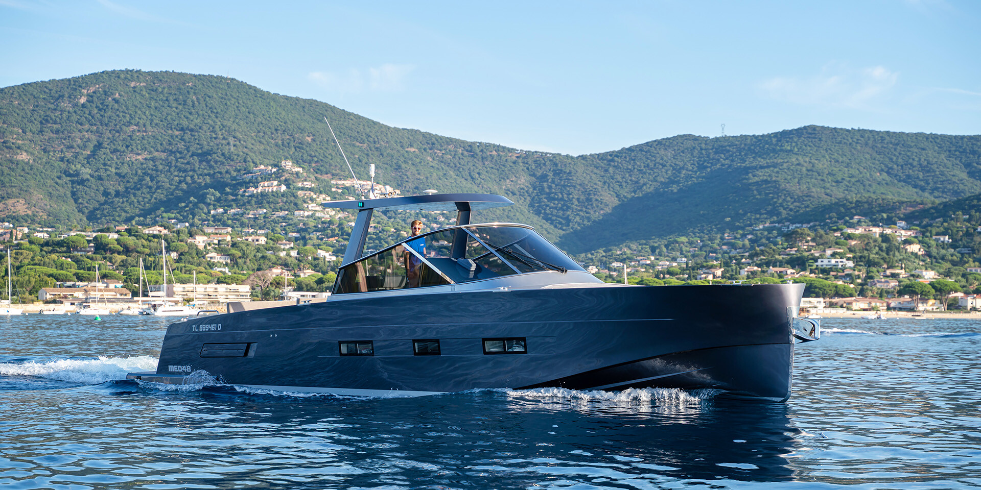 “Layback” on the open sea with the coastline in the background