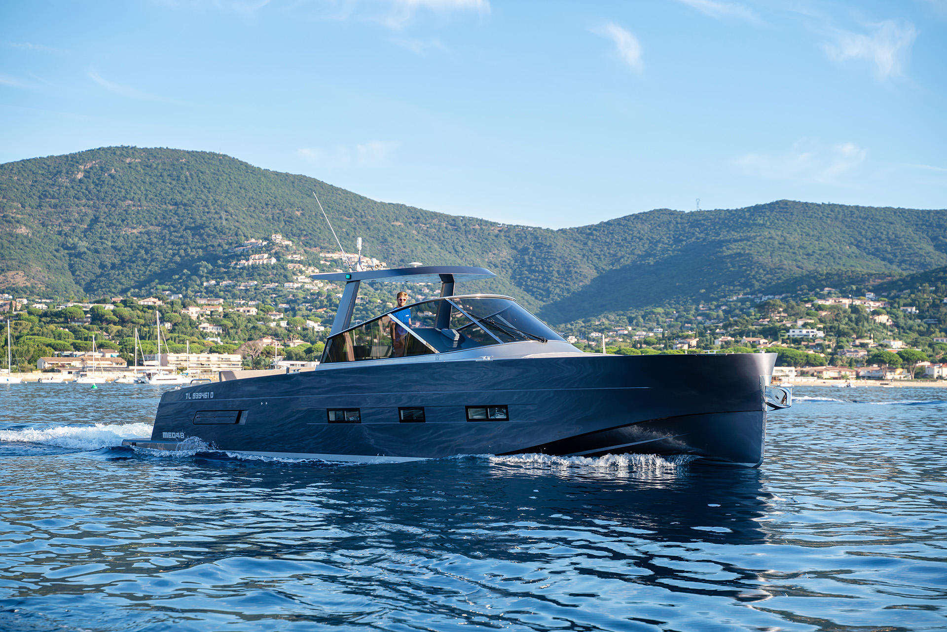 “Layback” on the open sea with the coastline in the background