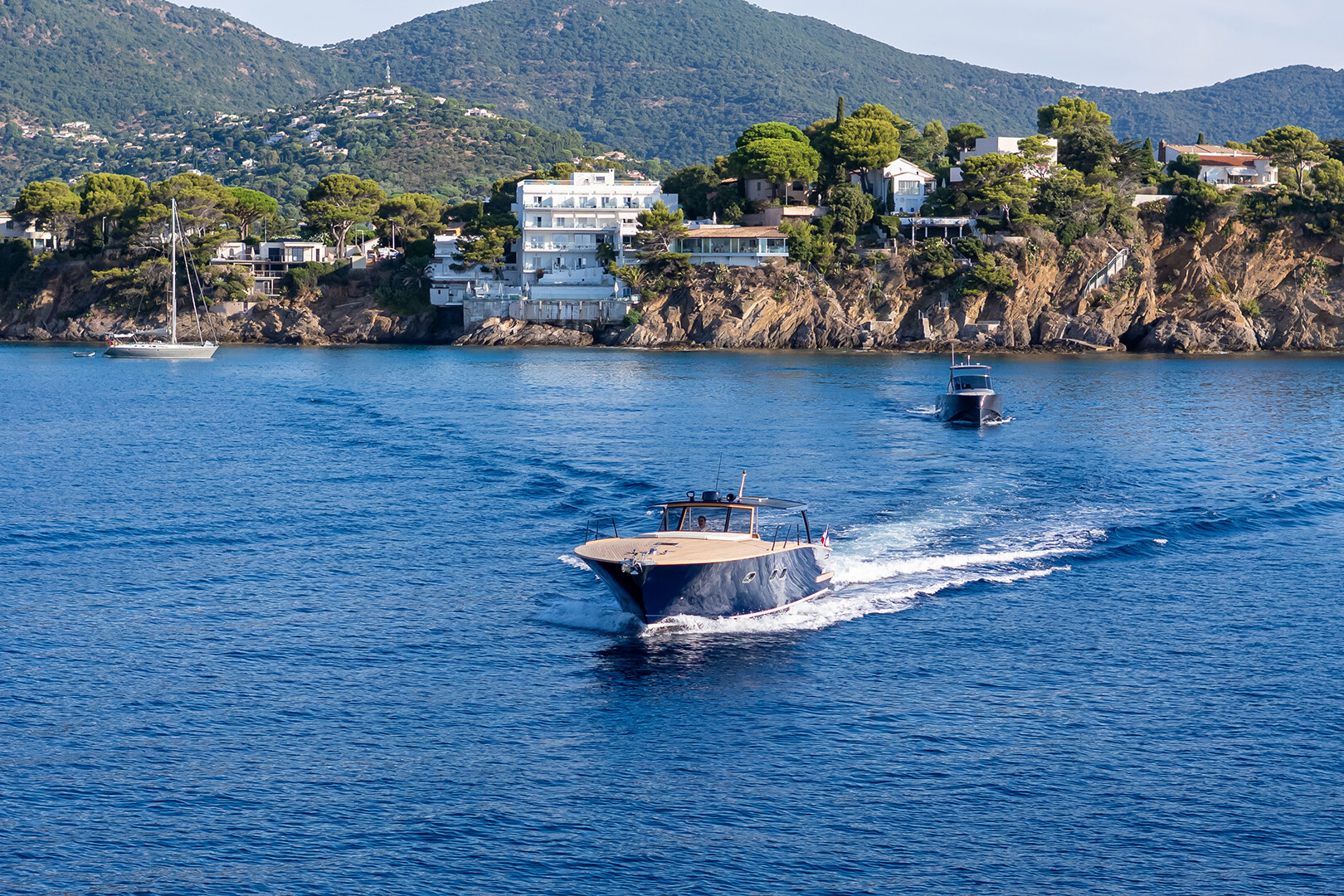 “Layback” and “Chaloupe” on the open sea with the coastline in the background