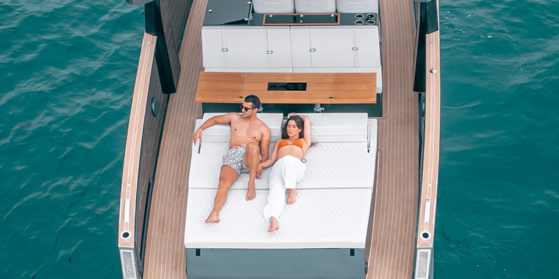 ‘Gaïzak’ on the open sea with a couple on board