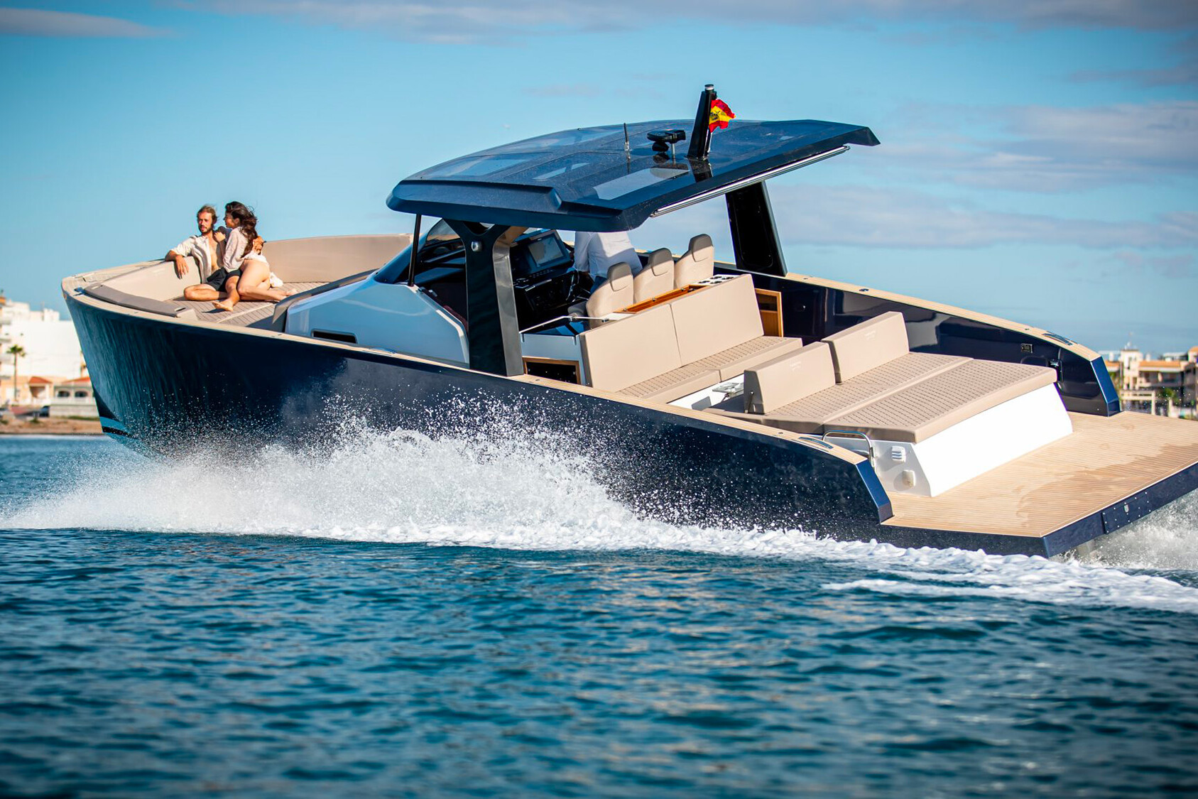‘Gaïzak’ on the open sea with a couple on board