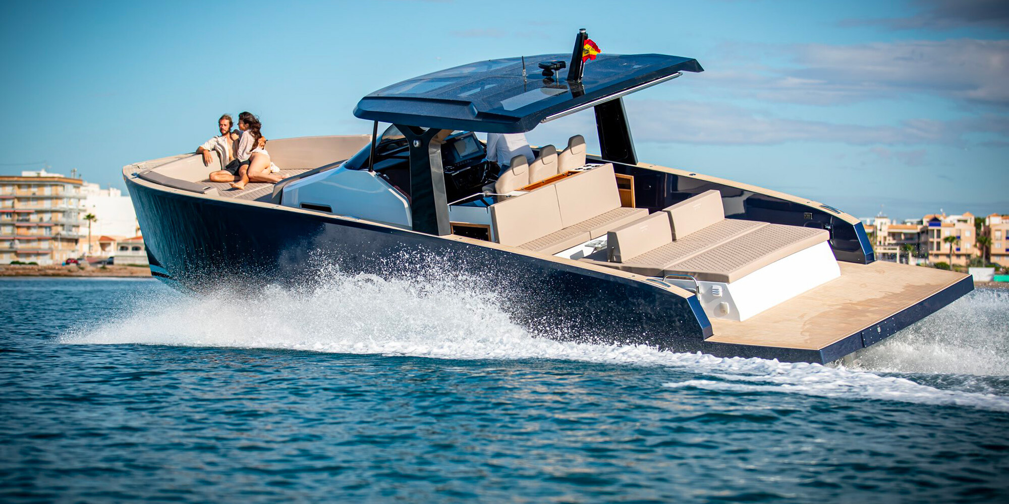 ‘Gaïzak’ on the open sea with a couple on board