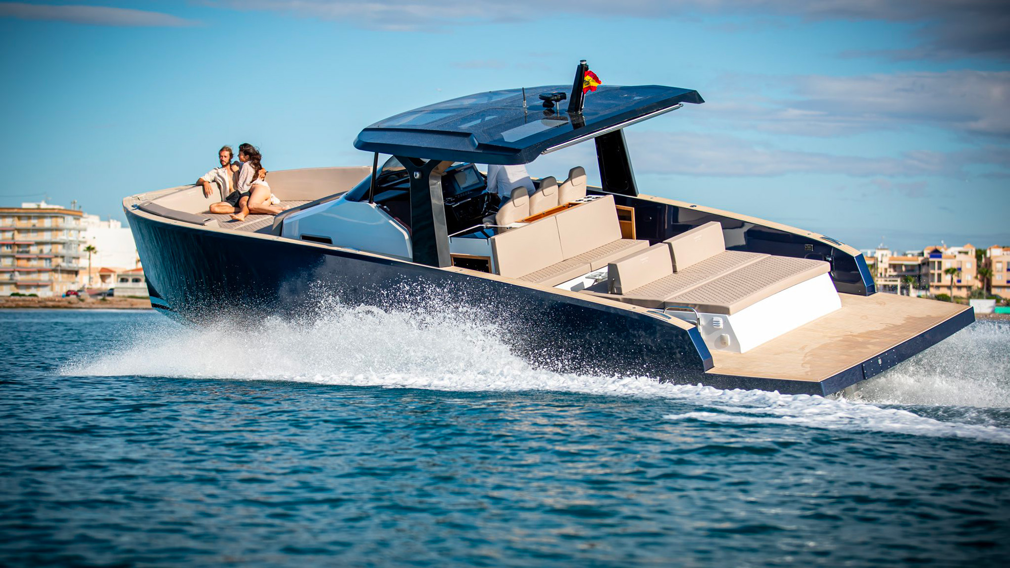 ‘Gaïzak’ on the open sea with a couple on board
